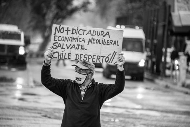 "No more savage neoliberal economic dictatorship. Chile woke up." A protestor in Santiago's Plaza de la Dignidad in October, 2021 (Paulo Slachevsky / Flickr / CC BY-NC-SA 2.0)