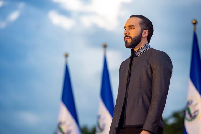 El presidente de El Salvador, Nayib Bukele, junto a las banderas del país durante las celebraciones del Día de la Independencia el 15 de septiembre de 2024. (Flickr/PresidenciaSV/CC0 1.0)