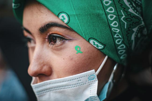 A demonstrator clad in green, which has become the symbolic color of grass-roots movements demanding reproductive right in Latin America, awaits the courts decision (Daniela Díaz)