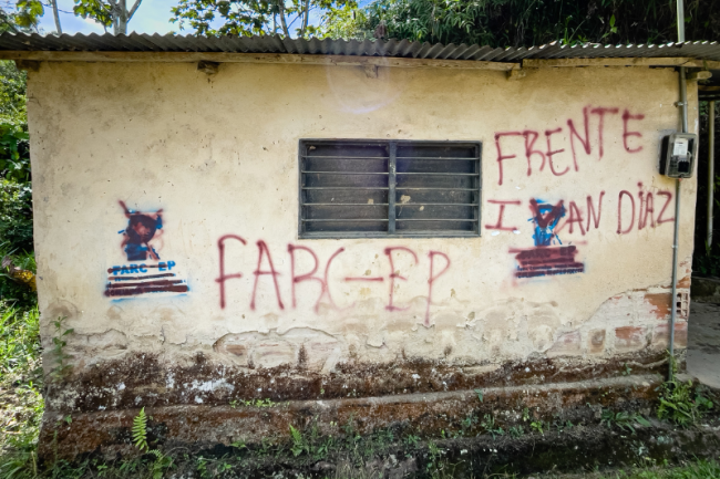 Graffiti in Balsillas, located in Pato River valley, shows the EMC’s Iván Díaz front crossing out the blue emblem, depicting Marulanda, of the Second Marquetalia, January 2024. (Alejandro Jaramillo)