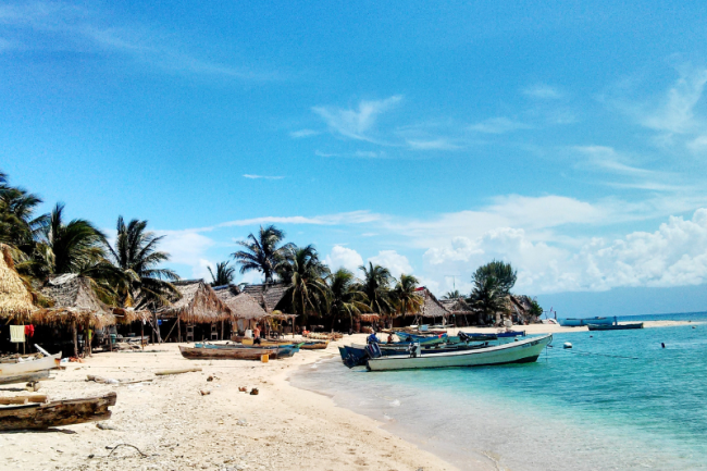 Una playa de los Cayos Cochinas, unas islas garífunas en la costa caribe de Honduras, 2002. (Garcia.dennis / CC BY 3.0)