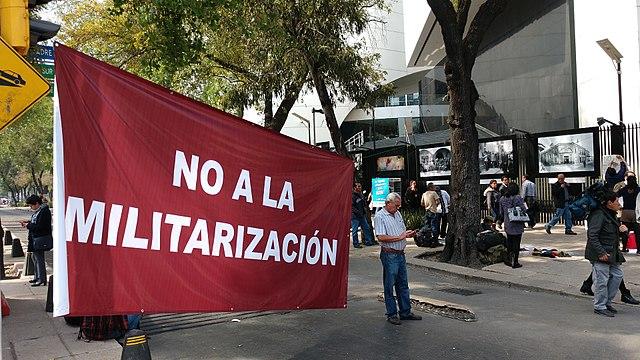 In 2019, President AMLO expanded the National Guard with the goal of stopping asylum seekers from crossing through Mexico. Here, a 2017 protest against increasing militarization in Mexico.  (ProtoplasmaKid / Wikimedia Commons / CC BY-SA 4.0)