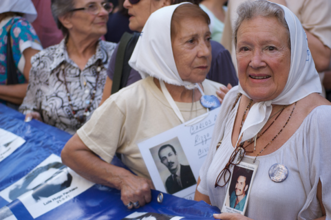 Nora Cortiñas marched with the Mothers of Plaza de Mayo on the Day of Memory for Truth and Justice, March 24, 2009. (Beatrice Murch / CC BY 2.0 DEED)