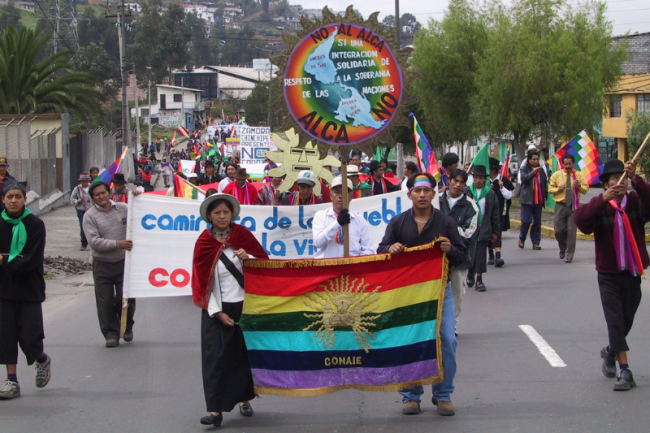 Miembros de la CONAIE protestan contra el cumbre del Área de Libre Comercio de las Américas (ALCA) en Quito, el 31 de octubre del 2002. (Donovan & Scott / CC BY-SA 4.0)