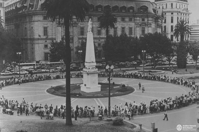 People walk around Plaza de Mayo, 1979. (Archivo General De La Nación, República Argentina)