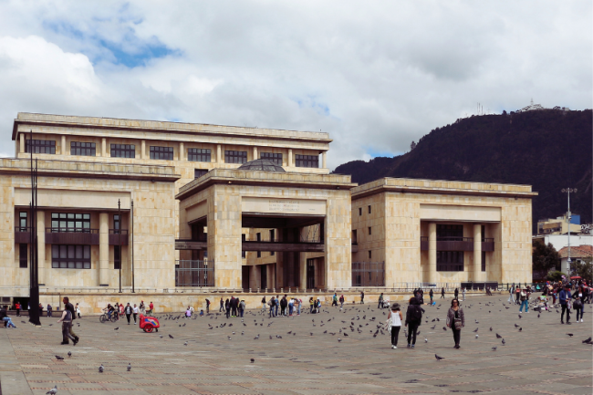 Colombia's new Palace of Justice. The Museum of Independence "Casa del Florero" is visible on the right side. (Bernard Gagnon / CC BY-SA 4.0)