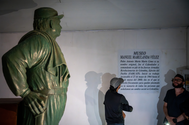 Tourists visit the Manuel Marulanda Museum at Miravalle, beholding his grand statue, January 2024. (Alejandro Jaramillo)