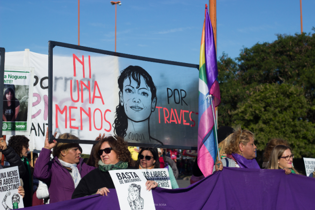 Manifestantes exigen justicia para Cuqui, una víctima de transfeminicidio, durante la marcha bajo de Ni Una Menos en Santa Fe, Argentina, el 3 de junio 2019. (Clara Sosa Faccioli / CC BY-SA 4.0 DEED)