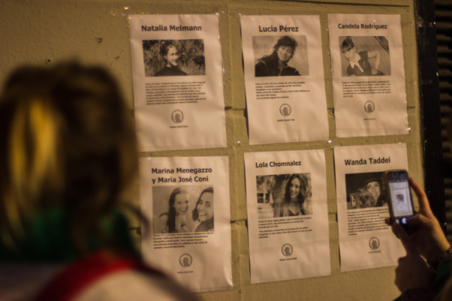 Fotos de mujeres víctimas de feminicidio, en al marco de la manifestación Ni Una Menos en Buenos Aires, el 3 de junio 2019. (Defensoría del Pueblo de la Ciudad De Buenos Aires / CC BY-SA 4.0 DEED)