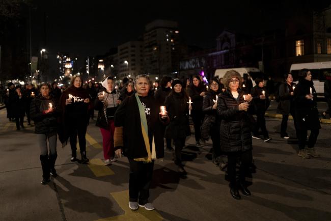 Thousands of women dressed in black and carrying candles gathered in front of La Moneda palace the night of September 10, 2023. The September 11, 1973 attack that launched the dictatorship took place at La Moneda. (Anita Pouchard Serra)