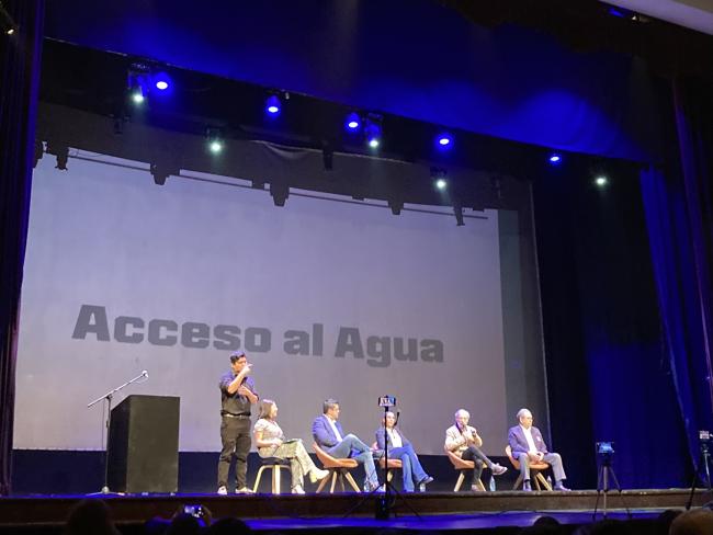 Matute (centro) participa en el debate sobre el agua, el transporte y el espacio público en la Ciudad de Guatemala el 25 de mayo. (Melanie Ford Lemus)