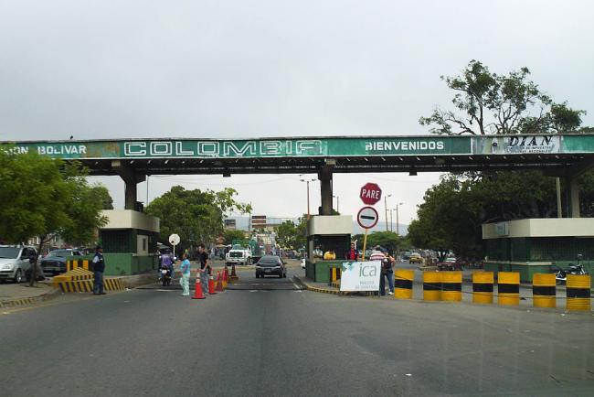 Customs at the border between Colombia and Venezuela (Wilsanmo, Wikimedia Commons)