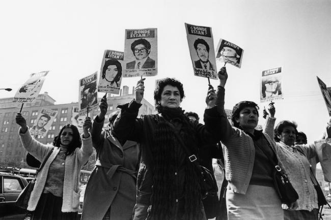 Members of the Association of Families of the Detained-Disappeared demonstrate in front of La Moneda Palace during the Pinochet military regime. (Kena Lorenzini / Museum of Memory and Human Rights)