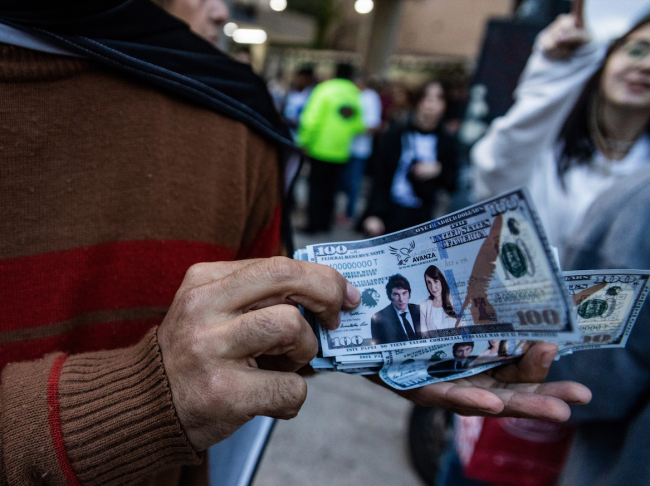 Las imágenes de Javier Milei y Victoria Villarruel impresos en billetes falsos en dólares estadounidenses en Buenos Aires antes de la segunda vuelta presidencial. (OLIVER KORNBLIHTT / MÍDIA NINJA / CC BY-NC 4.0)