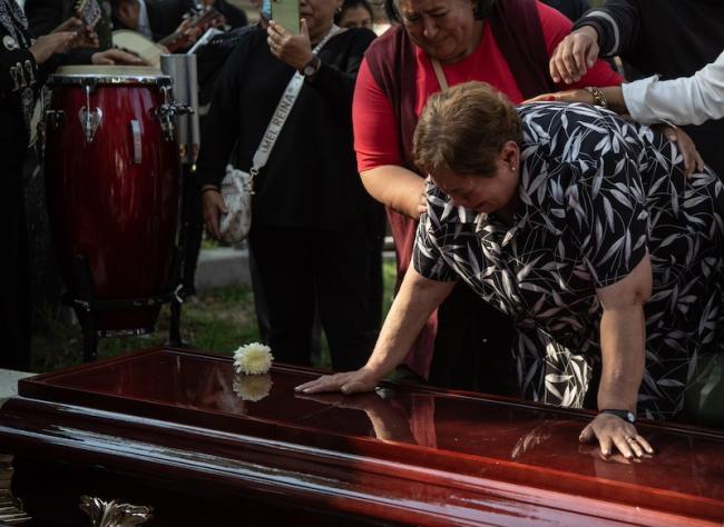 Laura Cabañas and her sister Norma Angélica Cervantes Ángeles say goodbye to Julio César Cervantes Cabañas before burying him on November 12, 2024. (Axel Hernández)