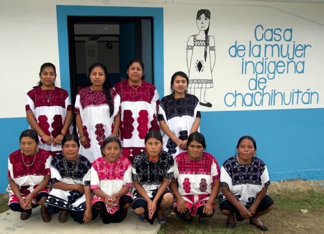 Diez parteras posan para una foto frente a La Casa de la Mujer Indígena de Chalchihuitán, una organización liderada por parteras indígenas que brindan atención materna a las mujeres. (Flickr/PWRDF/CC BY 2.0)