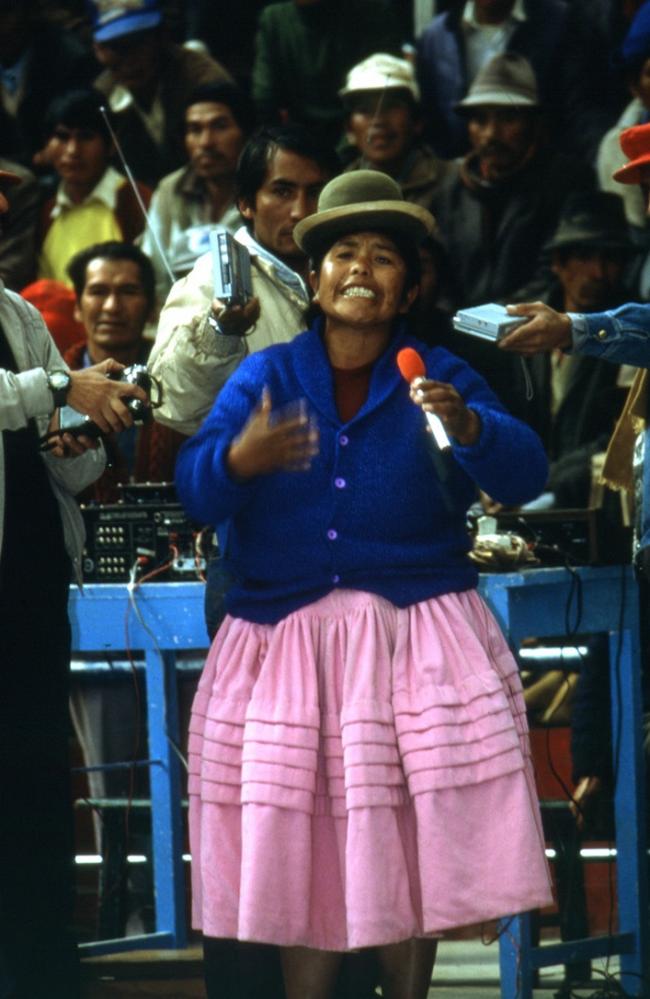 Bartolina Sisa Federation leader Sabina Choquetillja speaks at a CSUTCB Congress in Potosí, Bolivia on Nov 7, 1988. Photographers: Luis Oporto, Diego Pacheco, and Roberto Balza. (Courtesy of the Archivo Central del Museo Nacional de Etnografía y Folklore)