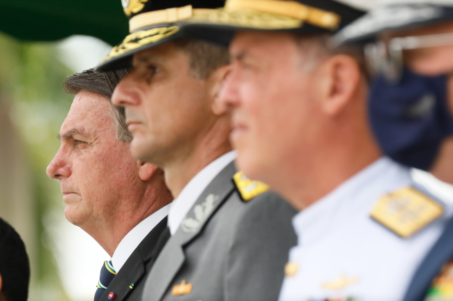 O presidente Jair Bolsonaro recebe uma salva militar durante uma cerimônia em Brasília, em 5 de dezembro de 2020. (ISAC NÓBREGA / PR / CC BY 2.0 DEED)