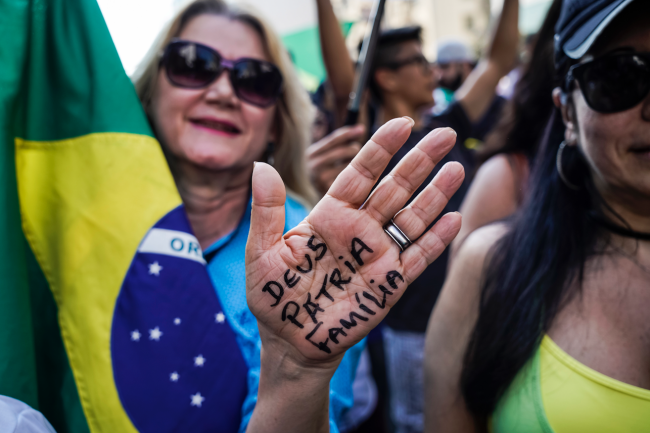 Un simpatizante de Bolsonaro en un acto de campaña en São Paulo tiene escrito en la mano "Dios, Patria, Familia", un lema utilizado por los fascistas brasileños de los años 30, 9 de septiembre de 2018. (PABLO ALBARENGA / MÍDIA NINJA / CC BY-NC 4.0)