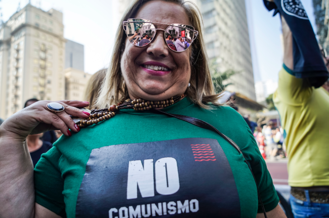 Un simpatizante de Bolsonaro muestra una remera que dice "No al comunismo" durante una manifestación en apoyo al candidato antes de las elecciones de 2018, en São Paulo, el 9 de septiembre de 2018. (PABLO ALBARENGA / MÍDIA NINJA / CC BY-NC 4.0)