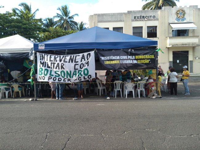 Um acampamento de protesto em frente ao quartel militar em Ilhéus, Bahia, pede intervenção militar após as eleições presidenciais de 2022. (IXOCACTUS / CC BY-SA 4.0)