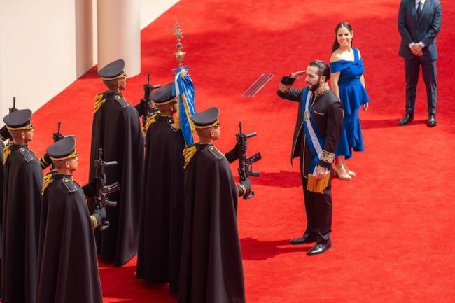 Nayib Bukele saluda durante su toma de posesión para un segundo mandato como presidente, en San Salvador, el 1 de junio de 2024. (Casa Presidencial El Salvador / Public Domain)