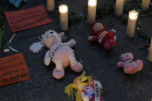 Toys, flowers, and candles pay homage to the 40 victims of the fire at Hogar Seguro (La Araña Feminista/ Twitter)