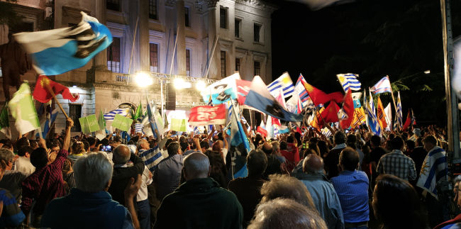 Una concentración de la Coalición Multicolor se reúne en la ciudad de Colonia del Sacramento, el 14 de noviembre de 2019, antes de la segunda vuelta presidencial de Uruguay. (TINGUS / CC BY-SA 4.0 DEED)
