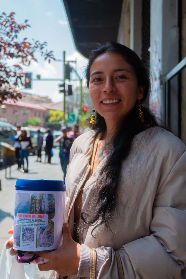 Debido a la falta de apoyo gubernamental, Carmen Guerra viajó desde su comunidad de Palos Blancos a La Paz para recaudar fondos para suministros de extinción de incendios. Espera crear un equipo de bomberos voluntarios en la comunidad. (Benjamin Swift)