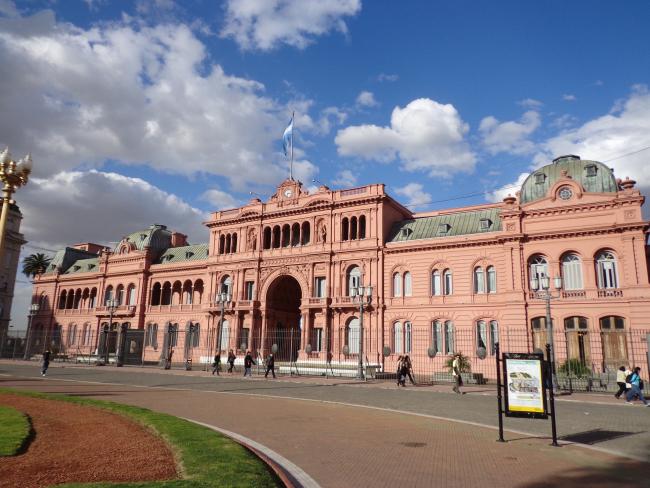 The Casa Rosada in Buenos Aires is the official workplace for the president. The winner of the run-off ballotage on November 19, whether Massa or Milei, will work here once he is inaugurated. (Diana2803 / Wikimedia Commons / CC BY-SA 3.0)