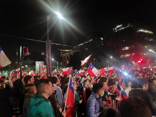 Chileans celebrate the Rechazo victory after the September 4 plebisicle (Janitoalevic, Wikimedia Commons / CC0 1.0)