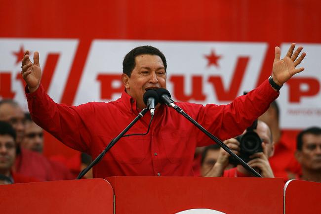 Hugo Chávez campaigned for indefinite re-election at a United Socialist Party of Venezuela (PSUV) rally in Caracas, Venezuela. December 2008. (Winston Bravo / Prensa Miraflores / Flickr / CC BY-NC-SA 2.0 DEED)