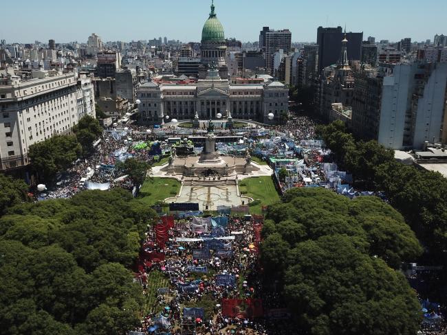 Cerca de 200.000 personas se reunieron en Buenos Aires en un paro nacional el 24 de enero en protesta contra una serie de reformas neoliberales propuestas por el Presidente Javier Milei. Palacio del Congreso de la Nación Argentina. (Susi Maresca)