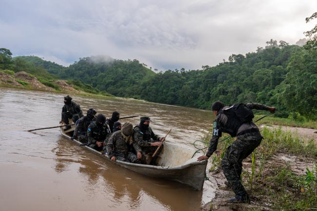 Soldaten steken een rivier over in het departement Colón als onderdeel van de inspanningen om coca uit te roeien. (Fritz Pinnow)