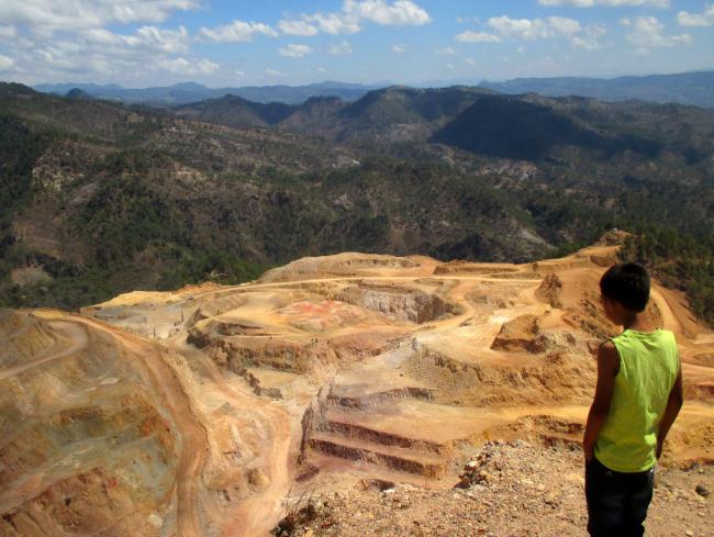 A child looks out over the San Andrés gold mine in western Honduras. (Photo by Sandra Cuffe)