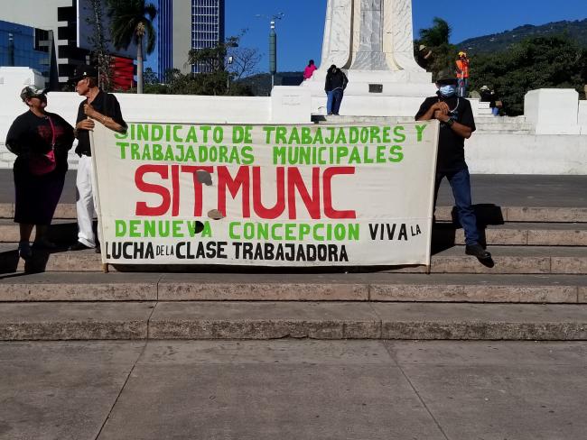 “Municipal workers union,” “Long live the struggle of the working class.” Protestors gathered at the Monumento Salvador del Mundo before marching to the presidential palace for the Dignified Pension march on January 27. (Claudia Díaz-Combs)