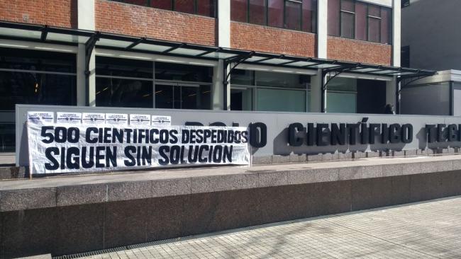 Argentina’s National Scientific and Technical Research Council (CONICET), with a protest banner covering the sign (@Stefania_ev/Twitter).
