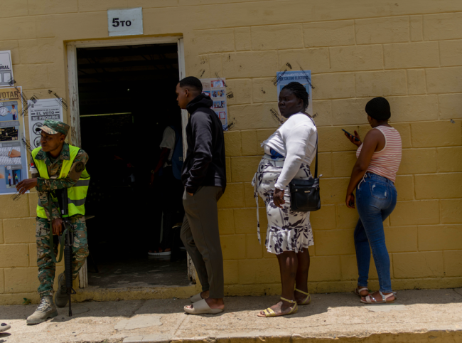 Dominicanos hacen fila para emitir su voto el 19 de mayo en una escuela en Santa Lucía, de la provincia El Seibo, una provincia cañera con presencia una comunidad haitiana. (Pierre-Michel Jean)