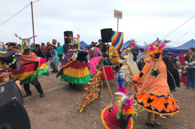 A dance group dances around the karana after it was offered to government authorities during Inti Raymi festivities, June 2019. (Pablo Seward Delaporte)