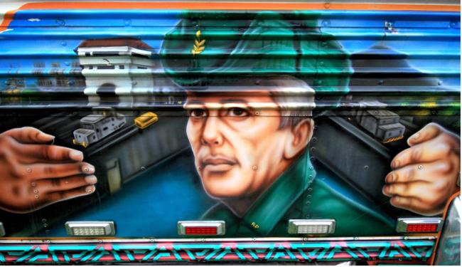 Omar Torrijos immortalized on a bus detail. Diablo rojo bus artists refer to smaller paintings as “un detalle” (“a detail”).