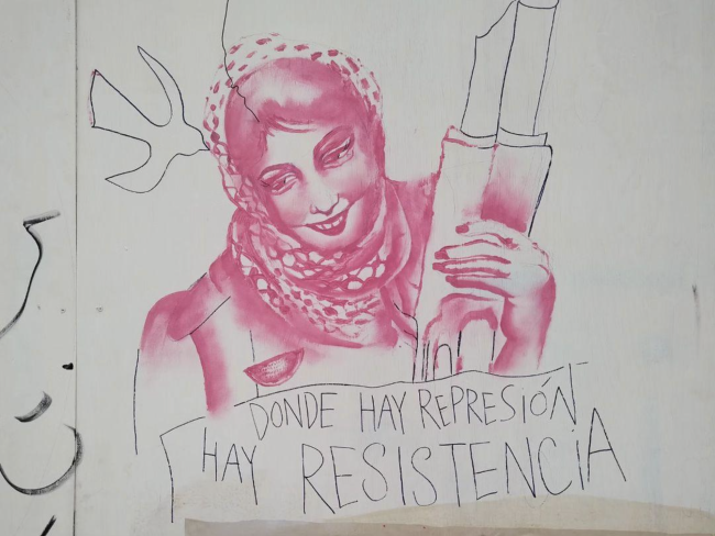 Un grafiti que representa a la luchadora por la libertad palestina Leila Khaled con una cita suya: "Donde hay represión, hay resistencia. (The Palestine Poster Project Archives)