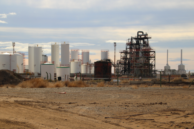 New tanks and separators at a New American Oil (NAO) refinery set to restart operations in the wake of a 2022 fire. The site contrasted sharply with the nearby EET S.A. open-air retaining basin storing toxic sludge. (Patricia Rodríguez / Earthworks)