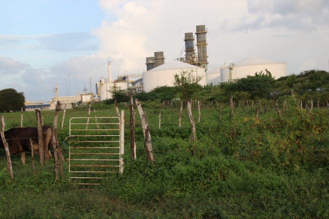 The Vale do Açu natural gas-fired thermoelectric plant, located near the downtown area of the rural community of Alto do Rodrigues, seen with the naked eye during a 2023 visit. The plant is now under 3R management. (Patricia Rodriguez / Earthworks)