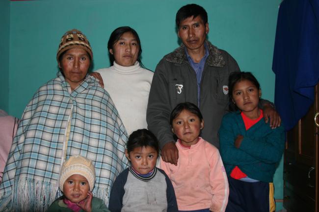 Etelvina Ramos Mamani (left), Eloy Rojas Mamani (right) and their children in 2007. Ramos and Rojas Mamani were two of the nine plaintiffs in the suit against Sánchez de Lozada and Sánchez Berzain (Thomas Becker)