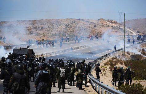 A confrontation between police and cooperative miners in Panduro, Bolivia (La Razón)
