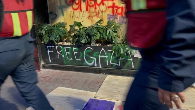 Manifestantes del Día Internacional de la Mujer en Ciudad de Guatemala marcaron veredas y fachadas de edificios con frases como "FALTA LUCIA" y "Free Gaza” (Liberar a Gaza). 8 de marzo de 2024. (Festivales Solidarios)
