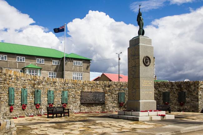 “In memory of those who liberated us.” The 1982 Liberation Memorial in Stanley commemorating the British forces that served in the war. The memorial was inaugurated in 1984. (Alex Petrenko / Wikimedia Commons / CC BY-SA 3.0)