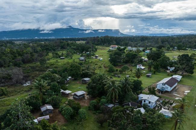 Aerial view of Kako Village. The geography of the region is marked by rich hydrography and plateaus in the middle of the Amazon rainforest. (Rafael Vilela / Agência Pública)