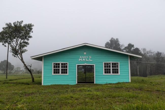 Front view of Andy's Mall, built in Kako Village with carbon credit funds from the Guyanese government. (Rafael Vilela / Agência Pública)