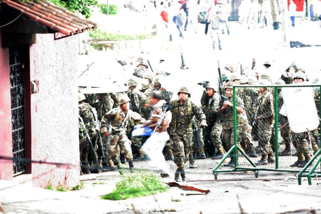 Un día después del golpe, militares hondureños se enfrentaron con manifestantes a favor del depuesto presidente Manuel Zelaya. Lanzaron gases lacrimógenos y balas de goma para dispersar a la multitud. 29 de junio de 2009. (Rbreve/Flickr/CC BY-SA 2.0 DEED)